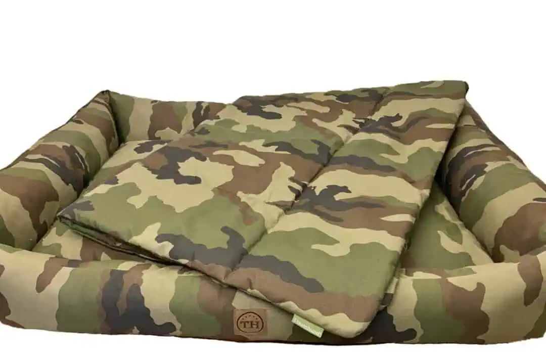 Hundebett und Hundedecke Adventure Camouflage freigestellt