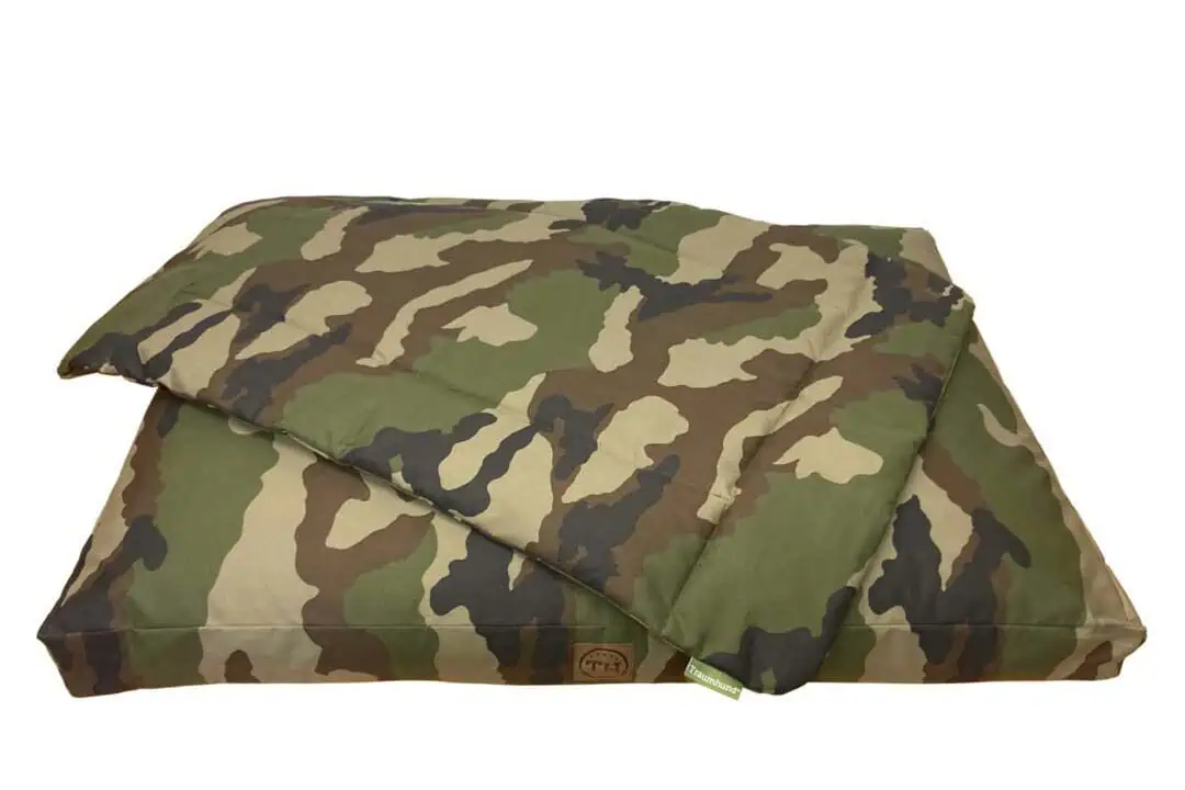 Hundekissen und Hundedecke Adventure Camouflage freigestellt